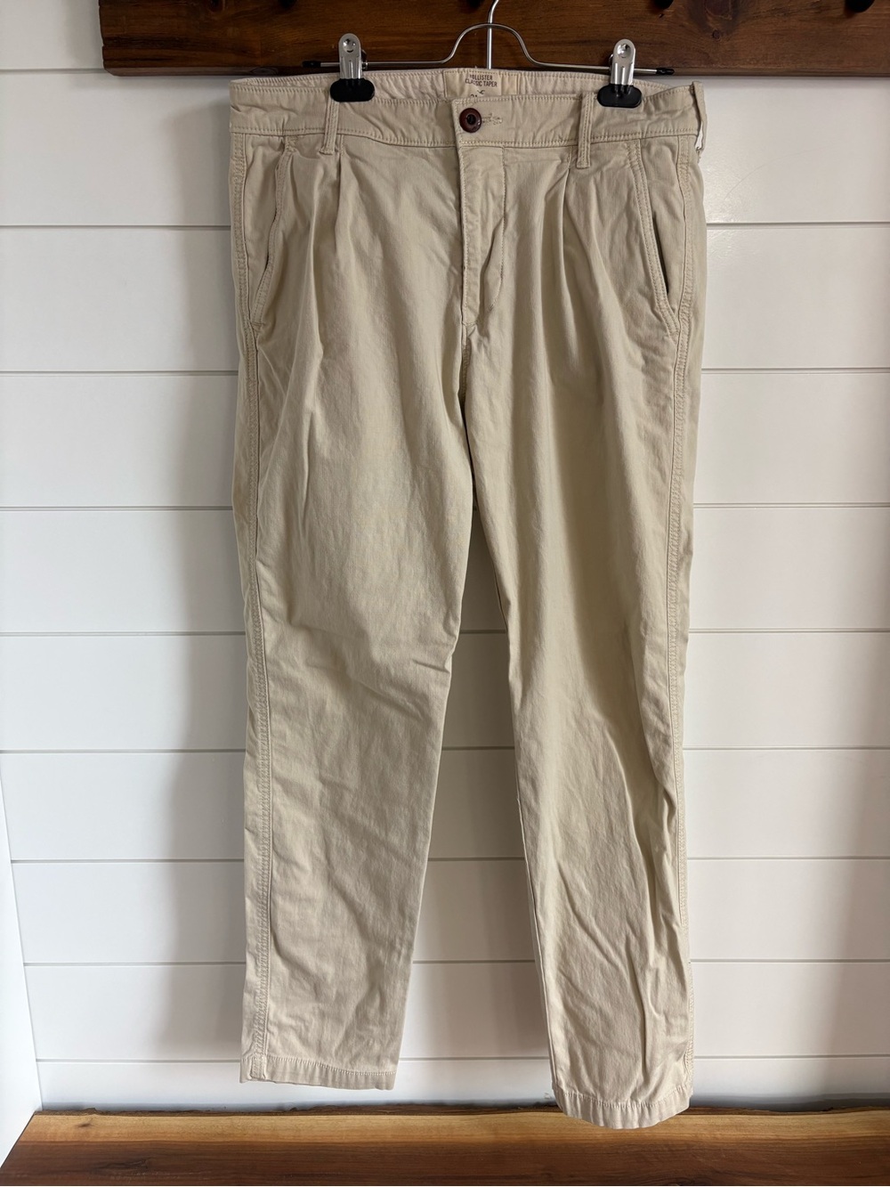 Hollister Men's Light Beige Pleated taper pant 31x32